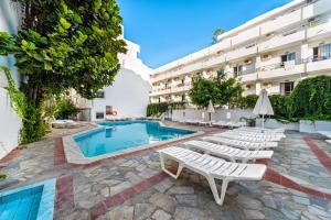 Bazén v ubytování Hotel Iro nebo v jeho okolí