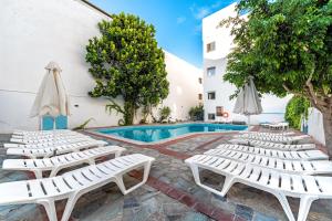 Bazén v ubytování Hotel Iro nebo v jeho okolí