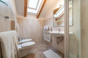 bagno con lavandino, servizi igienici e finestra di Hof Zerund a Castelrotto