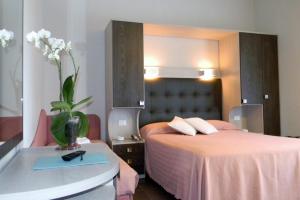 Postel nebo postele na pokoji v ubytování Hotel Parma Mare + 35 fotografií