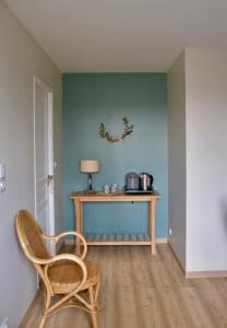 - un salon avec une table et une chaise dans l'établissement Les Rougemonts Eucalyptus, à Champguyon