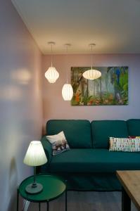 首爾的住宿－Mapo 2bedroom house，客厅配有绿色沙发和灯