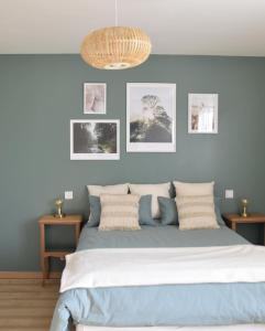 1 dormitorio con 1 cama grande y paredes azules en Les Rougemonts Eucalyptus, en Champguyon