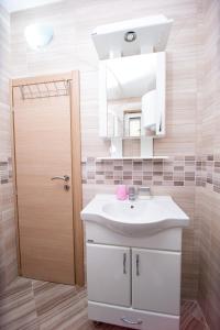 普查尼的住宿－Lana，浴室设有白色水槽和镜子