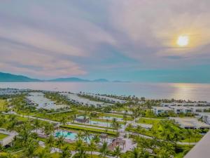 Alma Resort Cam Ranh في كام رنه: اطلالة جوية على منتجع مع المحيط