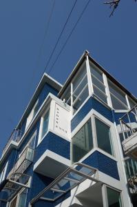 首爾的住宿－Mapo 2bedroom house，一座拥有许多窗户的蓝色和白色建筑