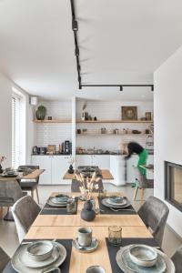 uma cozinha e sala de jantar com mesa e cadeiras em B&B Vossebergen Hombeek 