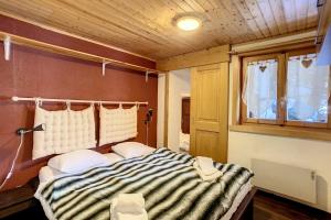 a bedroom with a bed and a window at Bocage 3 in Verbier