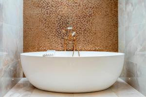 y baño con bañera y grifo. en Clifford's Townhouse, en York 26 fotos más