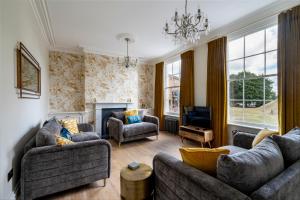 Una sala de estar con dos sofás y una chimenea. en Clifford's Townhouse, en York