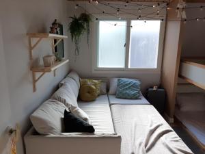 un grande divano in una camera con finestra di Mapo Rooftop camping house a Seul