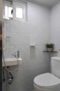bagno bianco con servizi igienici e doccia di Mapo Rooftop camping house a Seul