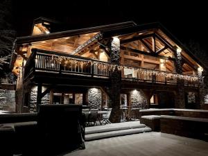 Cette grande maison en bois dispose d'un balcon et de tables. dans l'établissement Le Paradis de Marie, à Gérardmer 10 autres photos