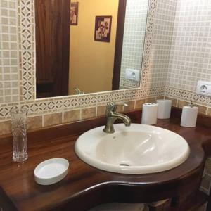 a bathroom with a sink and a mirror at Casa Rural Las Avestruces in Agulo