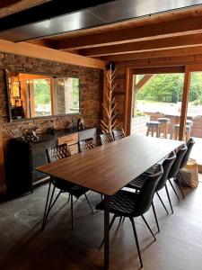 une salle à manger avec une table et des chaises en bois dans l'établissement Le Paradis de Marie, à Gérardmer