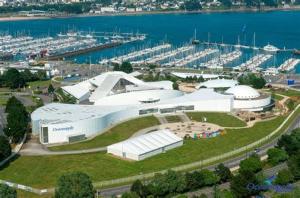 una vista aérea de un gran edificio blanco cerca del agua en APPARTEMENT T2 RIVE DROITE en Brest