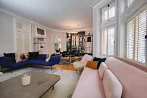 A seating area at Luxury Artist Residence in Central London