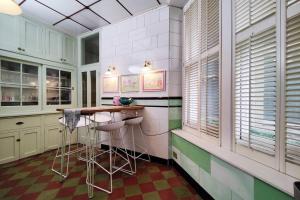 Luxury Artist Residence in Central London في لندن: مطبخ به كونتر و كراسي