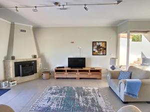 卡尼索Villa Garajau by LovelyStay的配有电视和沙发的客厅