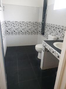 łazienka z toaletą i umywalką w obiekcie Relax Lake View Resort w mieście Kataragama