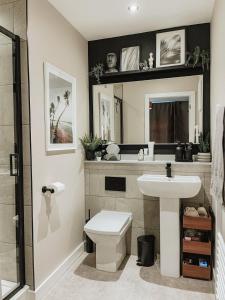 a bathroom with a sink and a toilet and a mirror at Stylish 1Bed Apartment in Sheffield CC in Sheffield