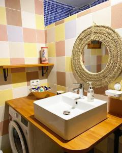 ニハルにあるEl Majuelo 2のバスルーム(シンク、鏡、洗濯機付)