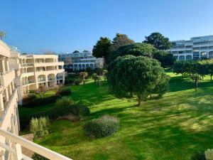 eine Luftansicht auf einen Park mit Bäumen und Gebäuden in der Unterkunft Appartement avec grande terrasse dans un magnifique parc à 5 minutes de la plage in La Baule