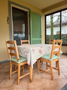 een tafel met twee stoelen en een tafelkleed erop bij Casa Piera in Pietrasanta