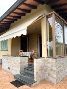 een huis met een veranda met glazen deuren en een patio bij Casa Piera in Pietrasanta