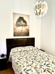 サンタクルス・デ・テネリフェにあるToscal Nestのベッドルーム1室(木の壁にベッド1台付)
