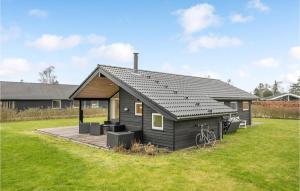 ein schwarzes Haus mit einer Terrasse im Hof in der Unterkunft Lovely Home In Slagelse With Wifi in Slagelse