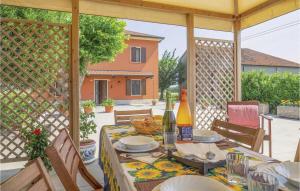 un patio con una mesa con platos y una botella de vino en Casale Delle Rose, en Lendinara