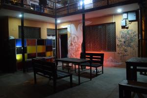 een kamer met een tafel, 2 stoelen en een muur bij Happy Donkey hostel in Kathmandu