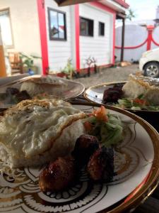 Malitbog的住宿－Portofino Homestay，桌上一盘带肉和蔬菜的食物