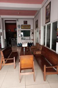 uma sala de estar com sofás e uma mesa em Ganeta Homestay Syariah 