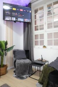 Pokój ze sceną z krzesłem i stołem w obiekcie Le Cloudy - @Kreativehome_ w Rouen