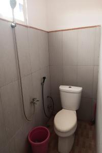 uma pequena casa de banho com WC e chuveiro em Ganeta Homestay Syariah 