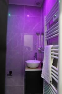 Fioletowa łazienka z umywalką i fioletową ścianą w obiekcie Le Cloudy - @Kreativehome_ w Rouen
