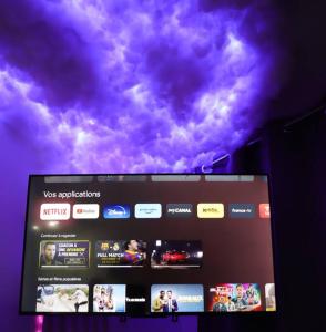 Telewizja i/lub zestaw kina domowego w obiekcie Le Cloudy - @Kreativehome_