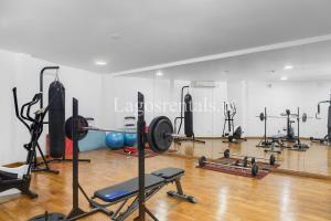 een fitnessruimte met veel fitnessapparatuur in een kamer bij Casa Orange in Lagos