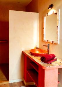 バルジャックにあるmas des broussonnetiersのバスルーム(赤い洗面台、鏡付)