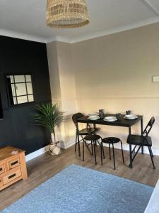 a dining room with a table and chairs in a room at Monthly/ weekly discounts, lovey apartment! in Clydebank