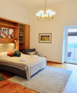 - une chambre avec un lit et un lustre dans l'établissement Charming With Balcony In Hip & Trendy Margareten, à Vienne