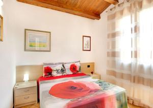 A bed or beds in a room at Villa Verdemare San Lorenzo