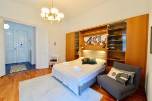 - une chambre avec un lit et une chaise dans l'établissement Charming With Balcony In Hip & Trendy Margareten, à Vienne
