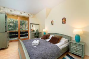 Posteľ alebo postele v izbe v ubytovaní Polana Szymoszkowa Apartment with Mountain View by Noclegi Renters