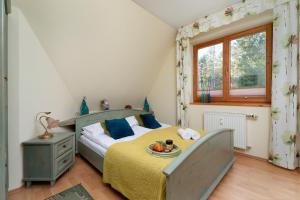 Posteľ alebo postele v izbe v ubytovaní Polana Szymoszkowa Apartment with Mountain View by Noclegi Renters