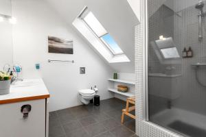 Koupelna v ubytování Cozy 1-bedroom Apt with Hot Tub