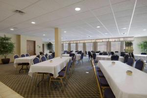 um salão de banquetes com mesas e cadeiras com toalha de mesa branca em Days Inn by Wyndham Dubuque em Dubuque