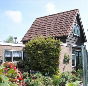 a house with a garden in front of it at ALO43 renovated holiday home in Aagtekerke